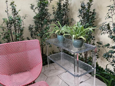 Como decorar o seu jardim com móveis de acrílico