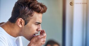 Por quê algumas pessoas não percebem o próprio mau hálito? Dentista explica