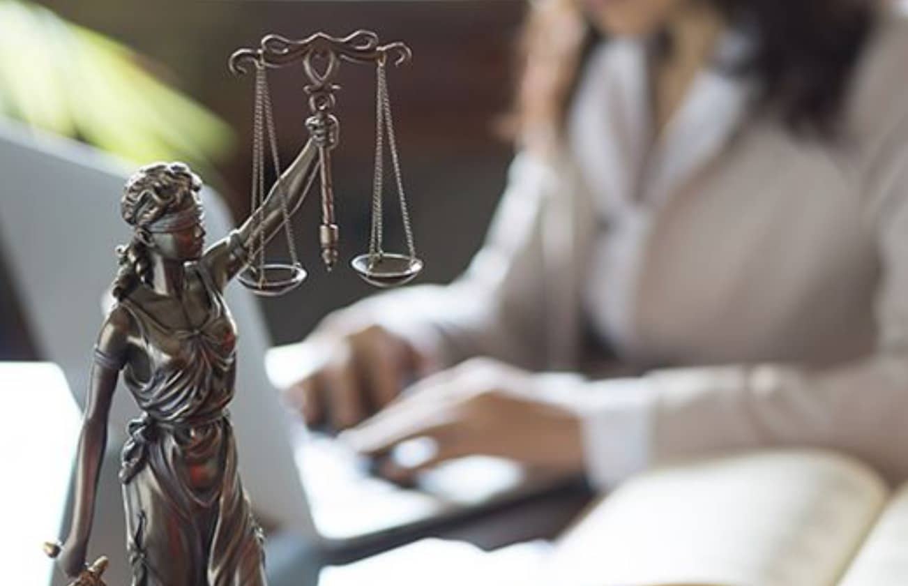 Justiça mantém pena de advogada que chamou juiz de “maugistrado” e assinou petição como “advogata”