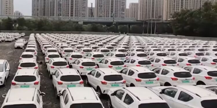 Fabricantes chineses estão desesperados com aumento de “cemitérios” de carros elétricos e onda de falência
