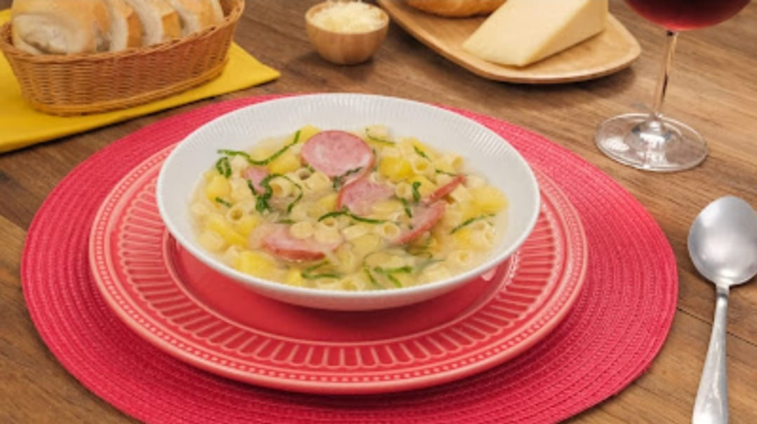 Veja deliciosa receita de sopa de macarrão com calabresa simples e como fazer