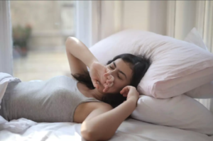É possível emagrecer dormindo? Saiba quantas horas são necessárias