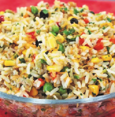 Arroz colorido temperado, uma opção deliciosa para fazer hoje, vem ver