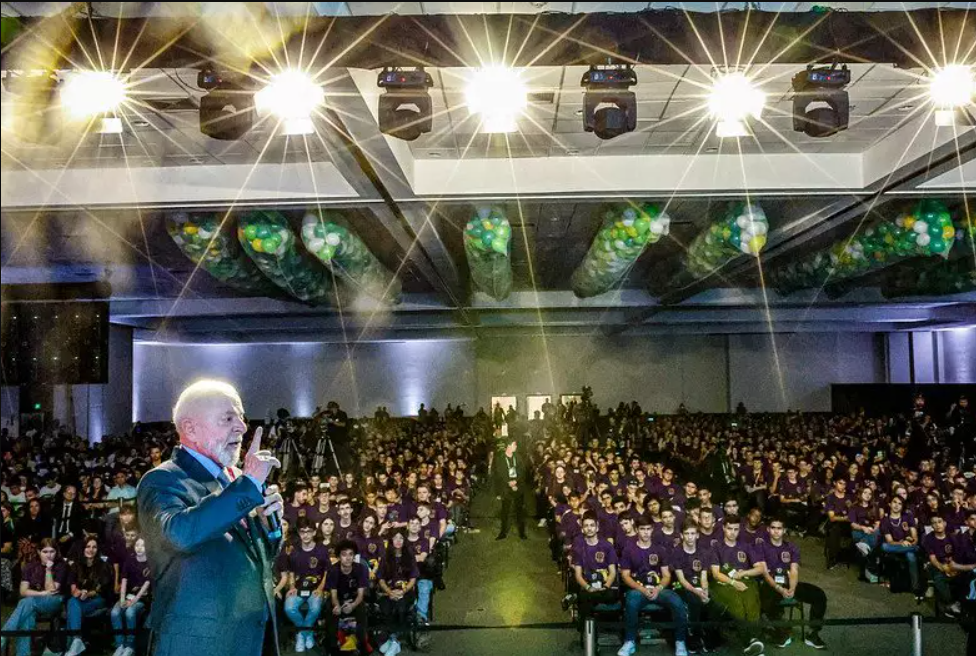 Lula diz que cientistas brasileiros precisam ‘criar vergonha’ e desenvolver uma IA