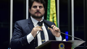 Senador afirma ter imagens do 8 de janeiro com provas contra o governo