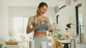 Como tomar whey protein para emagrecer: nutricionista detalha quantidades