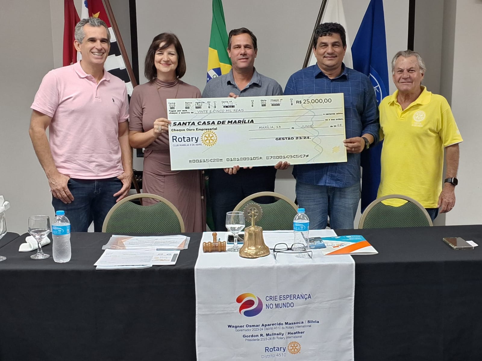 ROTARY CLUB DE MARÍLIA 4 DE ABRIL ENTREGA CHEQUE DE R$ 25 MIL PARA A SANTA CASA DE MARÍLIA