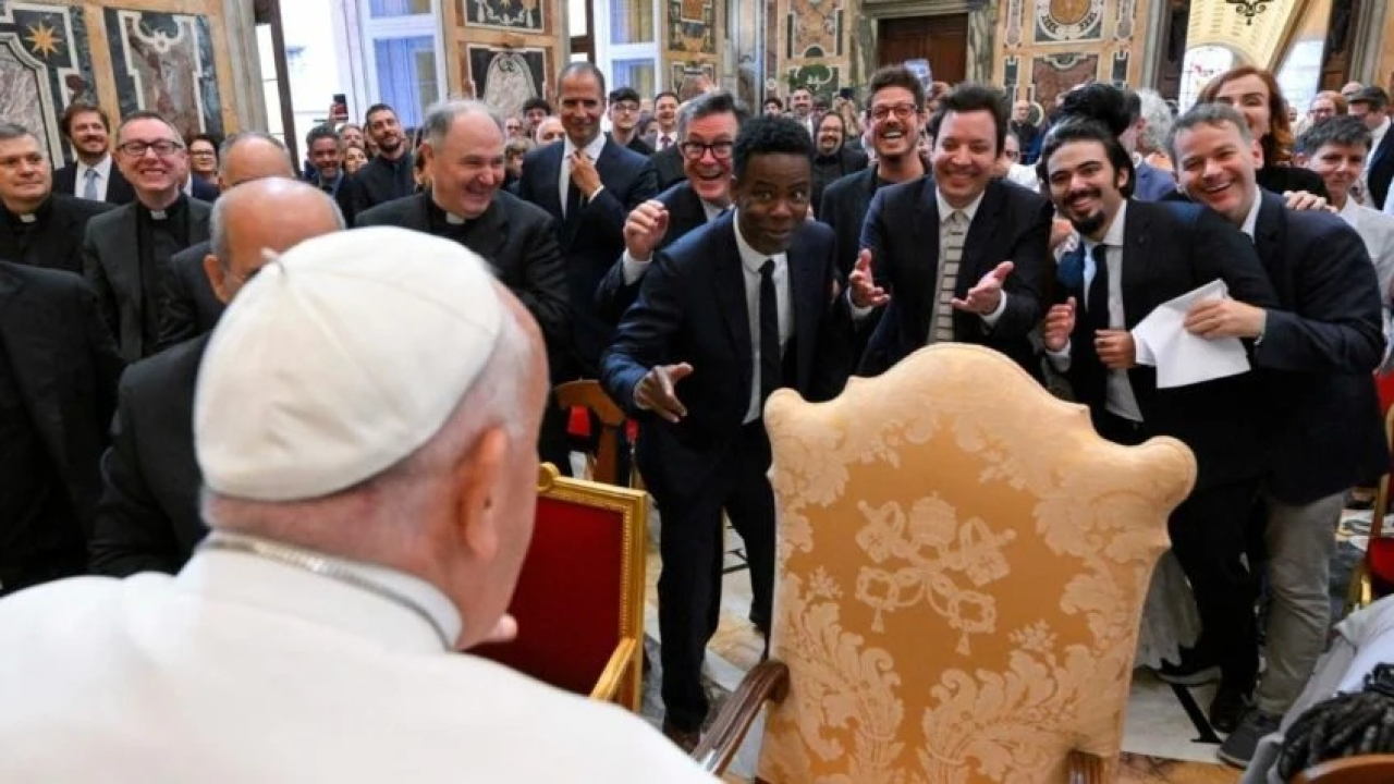 “Não é ‘blasfêmia’ fazer piada com Deus, diz papa a humoristas