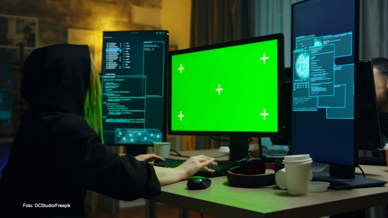 Invasão no TSE: hackers inscreveram políticos e artistas como mesários. Ainda bem que as urnas eletrônicas são seguras