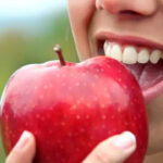 O que acontece com no corpo de quem passa a comer 1 maçã por dia. Nutricionista explica