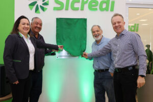 Sicredi Centro Oeste Paulista homenageia associados fundadores de suas novas agências
