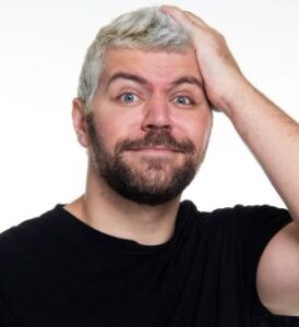 Victor Sarro apresenta em Marília o Stand-up comedy “Na Minha Época Não Era Bullying”