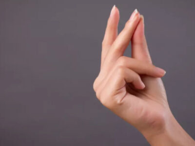 Estalar os dedos: hábito inofensivo ou potencialmente perigoso? Entenda