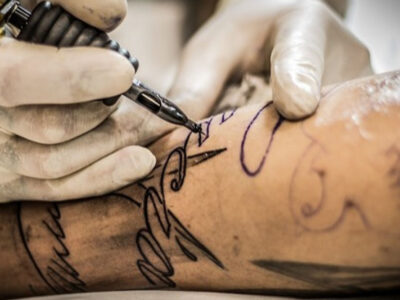 Estudo revela bactérias perigosas em tintas de tatuagem