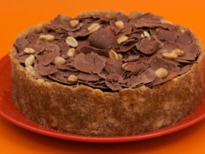 Confira deliciosa receita de torta de amendoim e chocolate