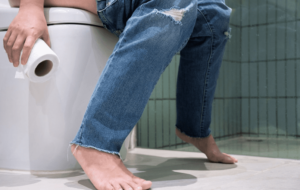 Sinais de alerta: descubra o que a cor da sua urina pode estar dizendo sobre a sua saúde