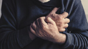 Além da dor no peito: descubra os sinais pouco conhecidos de infarto; saiba como identificar
