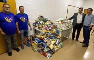 Acadêmicos do curso de Direito arrecadam mais de meia tonelada de alimentos às famílias atendidas pela  pela Pastoral da Solidariedade Nsa. Sra. da Glória