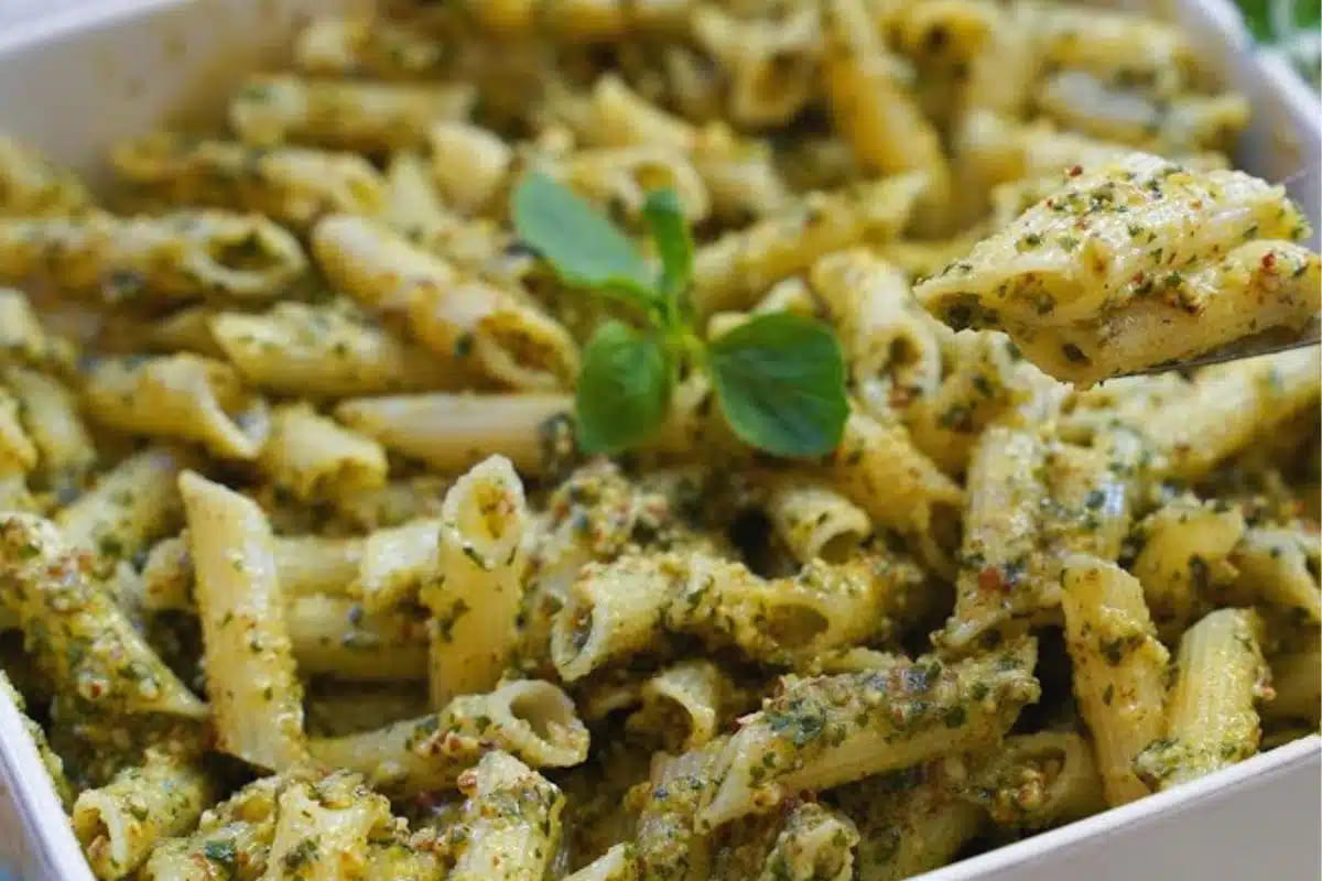 Descubra o macarrão ao molho pesto, elegância e sabor em sua mesa!