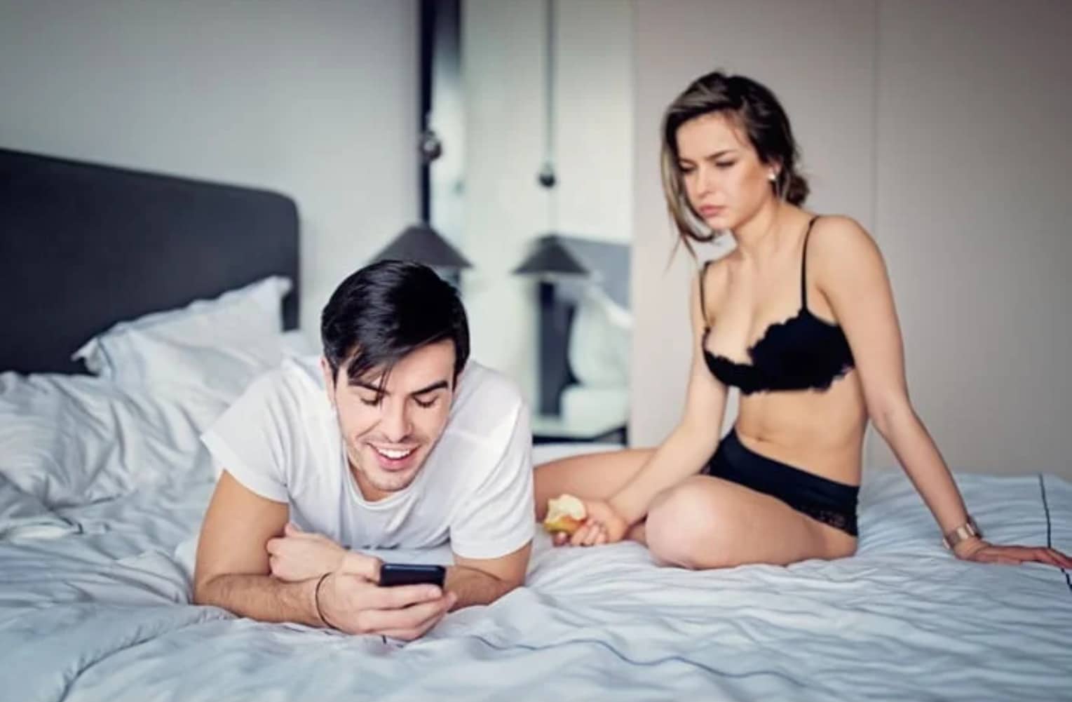 Pesquisa revela que as pessoas estão mexendo no celular até enquanto fazem sexo