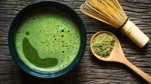 Conheça o chá que serve como enxaguante bucal para acabar com bactéria que provoca doenças graves. Estudo foi publicado na revista científica Microbiology Spectrum