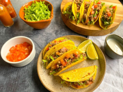 Receita deliciosa de taco mexicano. Com ingredientes para a massa, o recheio e modo de preparo