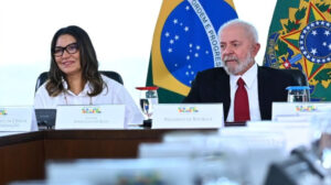 Governo se recusa a divulgar dados de vacinação de Janja, alegando que ela não ocupa cargo público