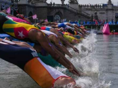 Atletas olímpicos descobrem solução para nadar no Rio Sena: tomar Coca-Cola