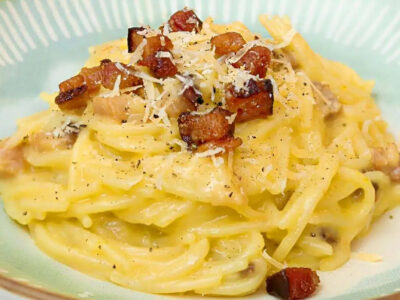 Macarrão à carbonara, sabor autêntico italiano em sua mesa –experimente agora!