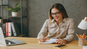 Dê uma pausa na digitação! Veja por que você deve escrever à mão, segundo a ciência