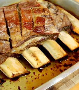 Costela assada no forno, desmanchando de maciez. Uma delícia que soltará dos ossos