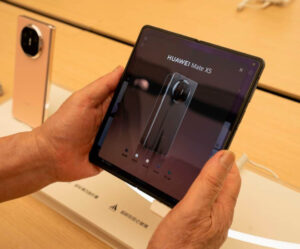 CEO da Huawei confirma quando vai lançar celular que dobra em três