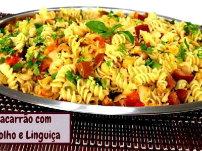 Faça esse macarrão com repolho e linguiça, uma refeição completa e econômica!