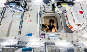 Isolados no espaço: astronautas enfrentam vida sem ‘chuveiro’ e bebem urina reciclada. Veja detalhes!