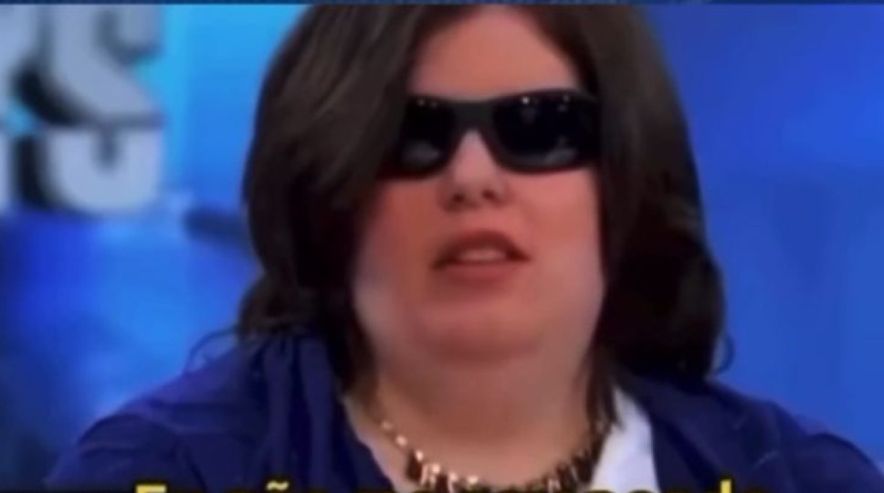 TRANSDEFICIENTE: Mulher tira sua própria visão por se identificar como cega. Veja vídeo!