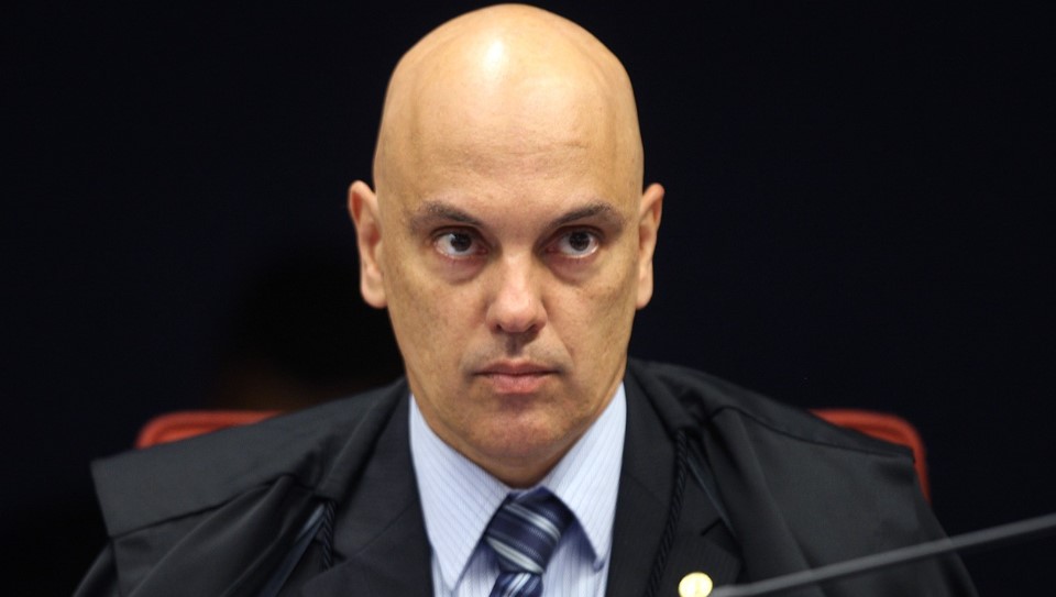 Alexandre de Moraes afirma que o X não tem legitimidade para contestar o bloqueio de perfis.