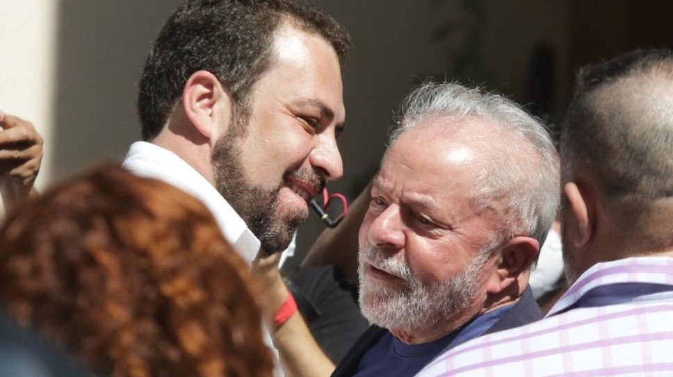 Membros do Palácio do Planalto sobre hino nacional com linguagem neutra: ‘bola fora’