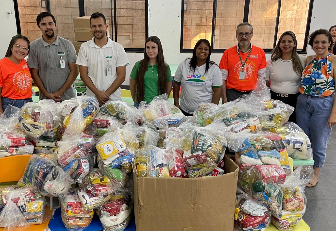 Equipe Unimed faz distribuição de 3 toneladas de alimentos arrecadados por doações na 10a. Caminhada de Bem com a Vida 2024