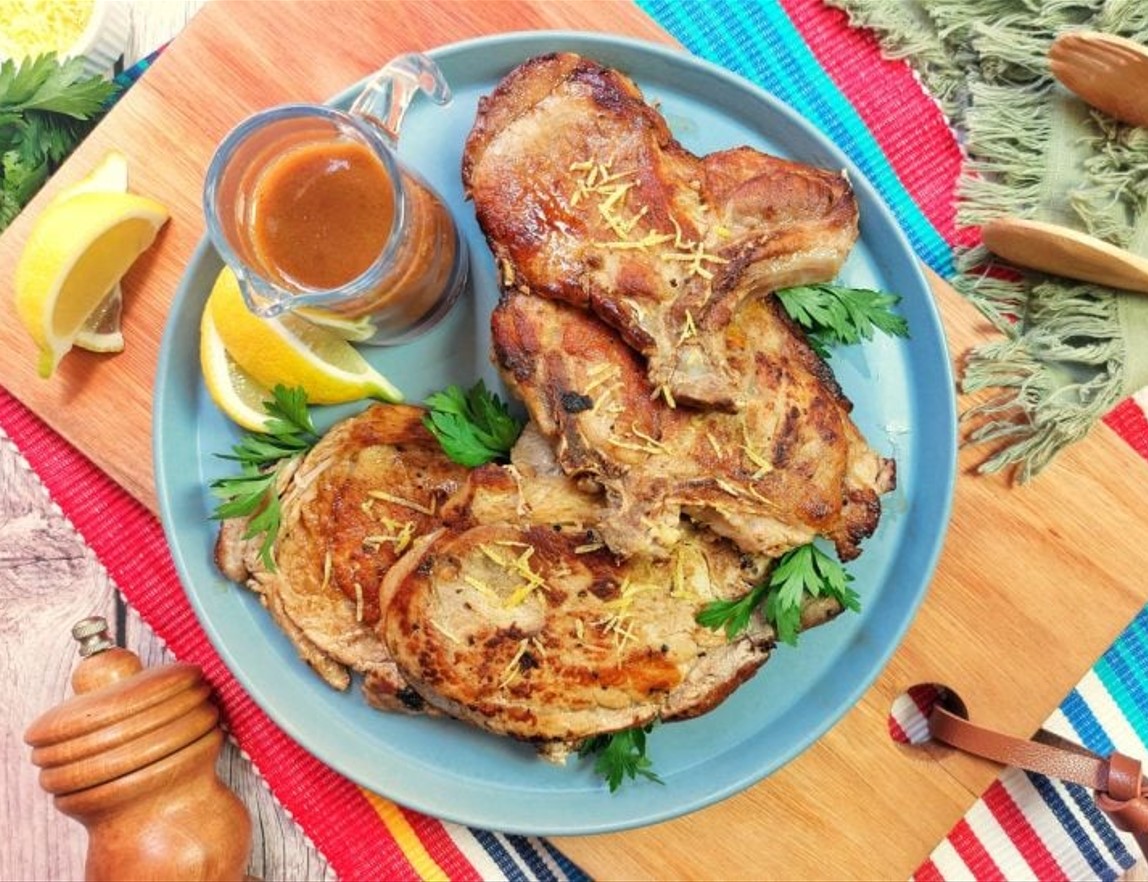 Bisteca com molho de limão. Experimente essa delícia que trouxemos hoje para você. A erva-doce e o açúcar mascavo trazem cor e sabor para o preparo