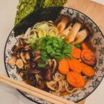 Com este ramen vegano supercolorido e saboroso, seus dias vão ficar muito mais gostosos. Confira receita !