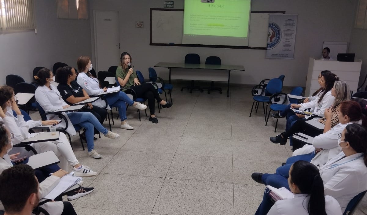 Psicóloga Gabriela da Silva Disner ministra palestra no Setembro Amarelo da Santa Casa de Marília