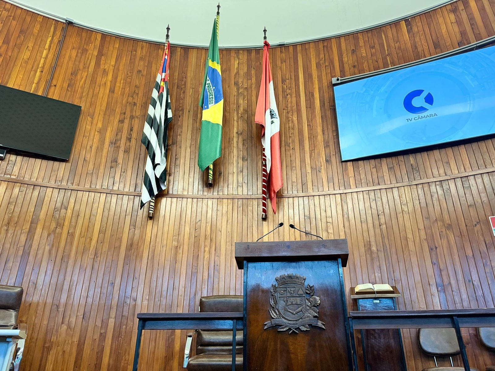 Agora, às vésperas da eleição, vereadores aprovam punição até com cassação de mandato para prefeito que atrasar salário de servidores e aposentados. Mesmo assim NARDI se ausentou