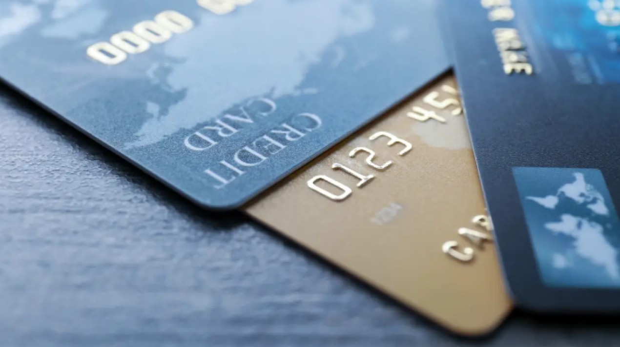 Juros do cheque especial alcançam 134% em agosto, enquanto a taxa do rotativo chega a 427% ao ano.