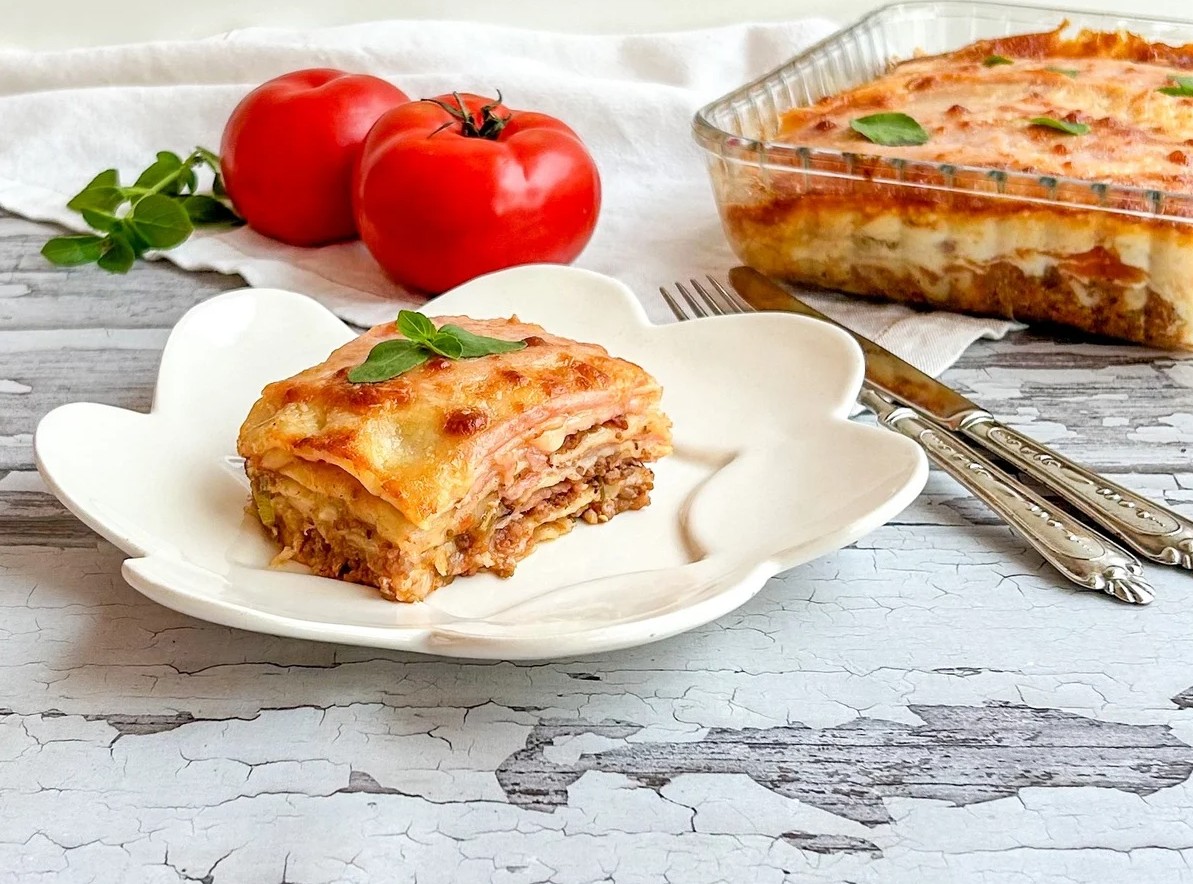 Lasanha com massa de pastel. Faça e tenha um prato com muito molho, queijo, presunto e carne moída. Confira!