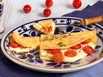 Crepioca de queijo com tomate e orégano