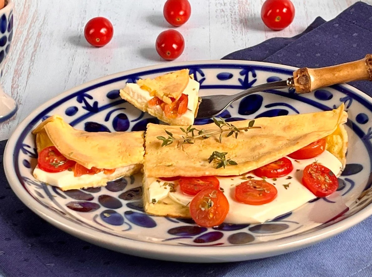 Crepioca de queijo com tomate e orégano