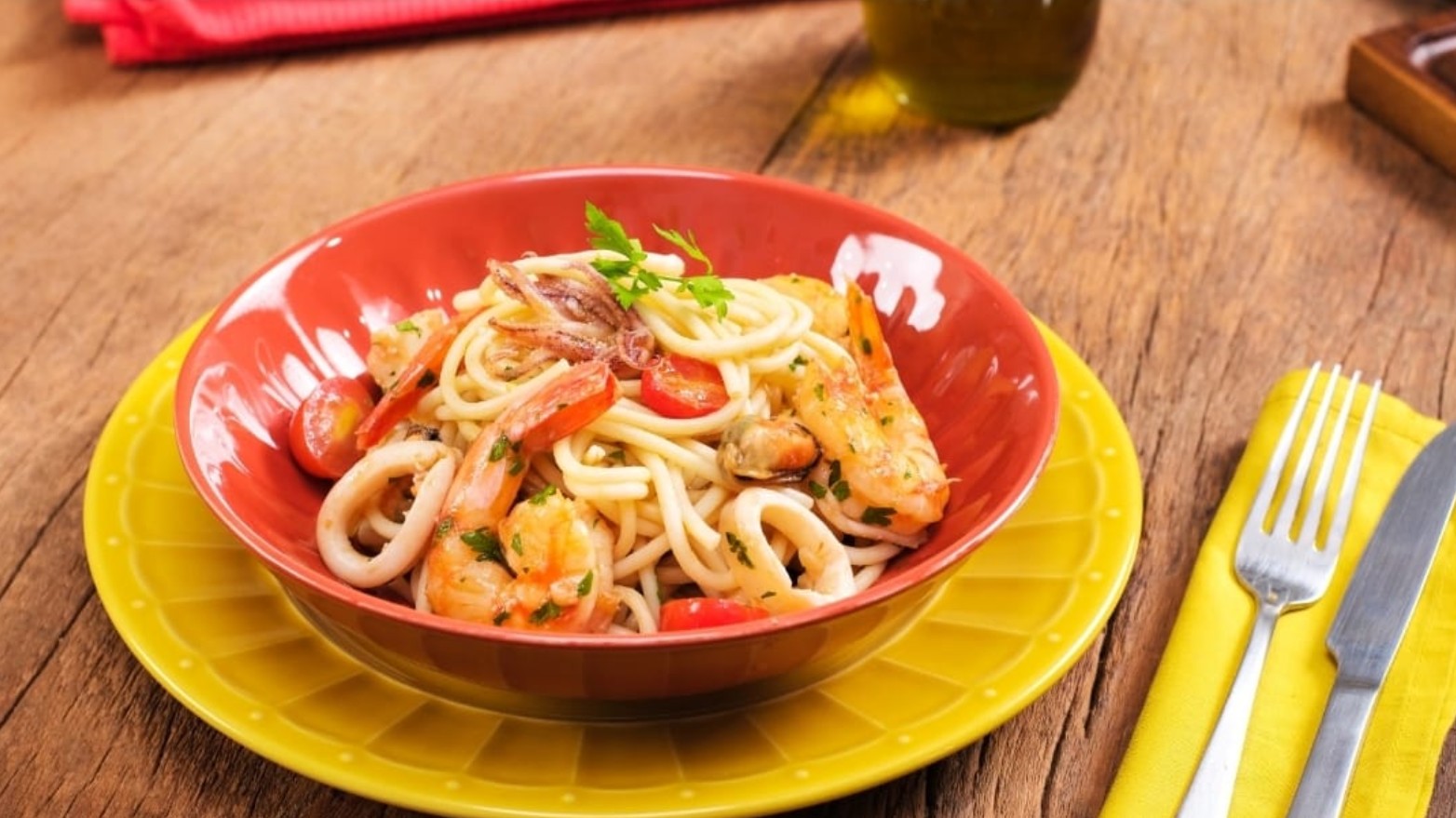 Trouxemos hoje maravilhosa e fácil receita de Macarrão com Frutos do Mar, combinando o frescor dos camarões, lulas e mexilhões