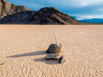 Pedras andam sozinhas em deserto: e cientistas desvendam mistério