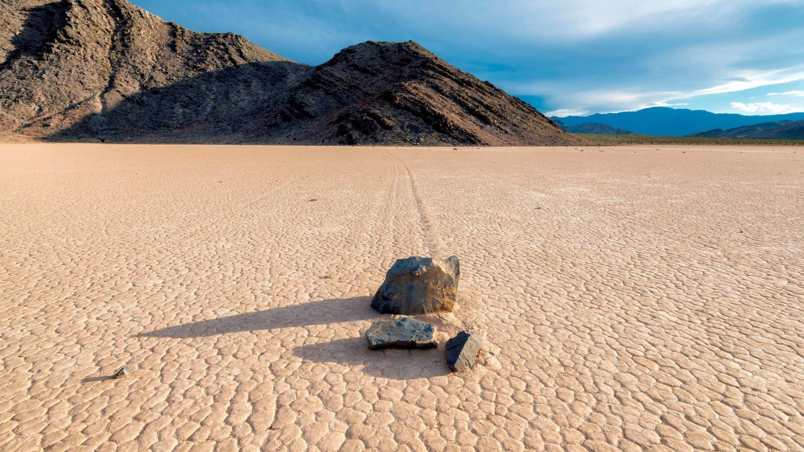 Pedras andam sozinhas em deserto: e cientistas desvendam mistério