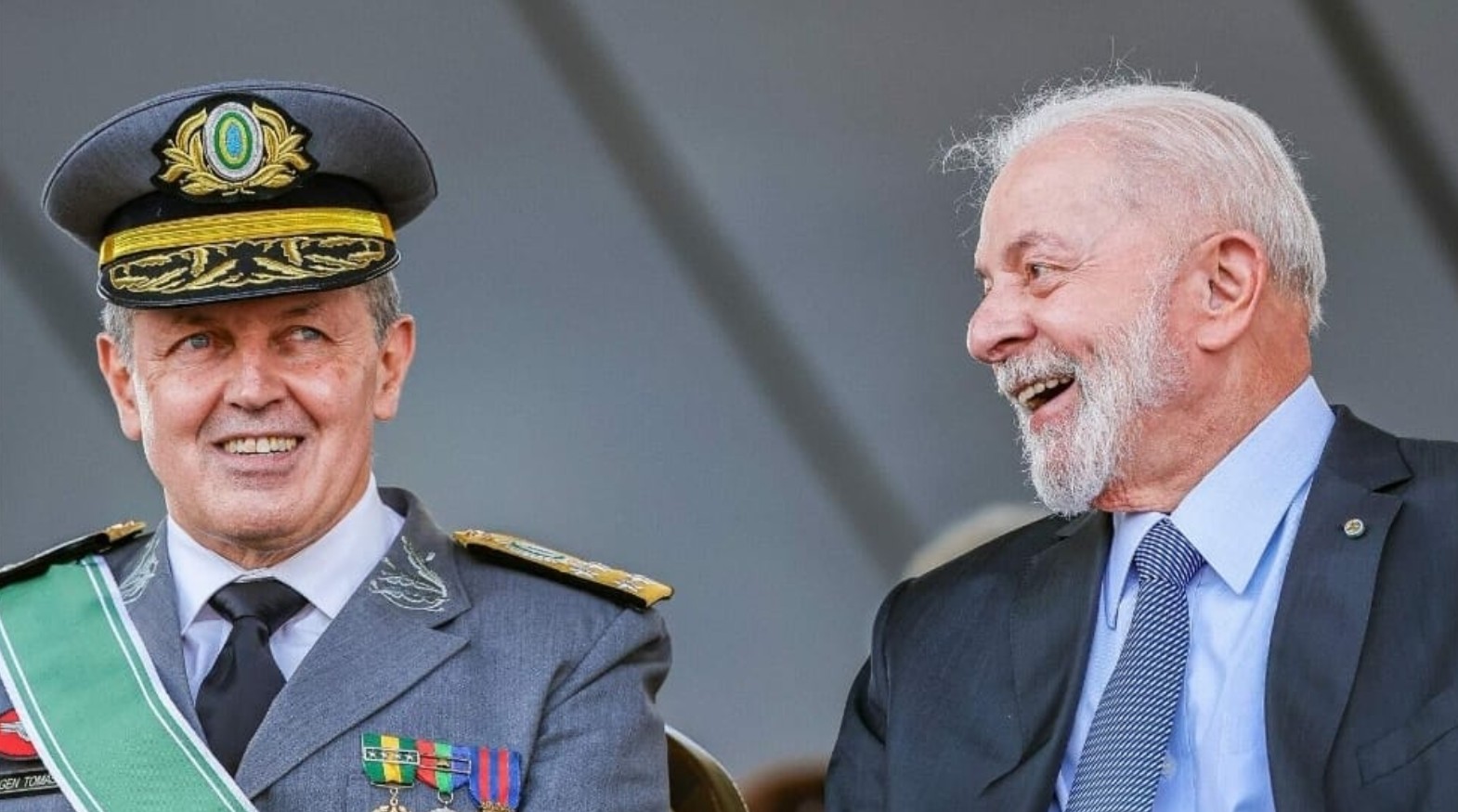 Comandante Melancia do Exército de Lula contrata buffet de R$ 684 mil com comida requintada. Pro povo, Bolsa Família e…